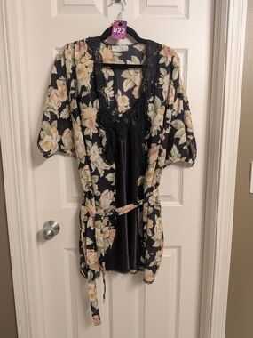 Vintage Floral Lace-Trim Satin Chemise & Robe Set - Black Floral